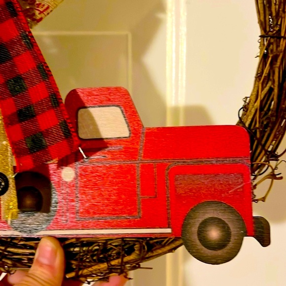🎄10” FESTIVE CHRISTMAS HOLIDAY WREATH WITH RED TRUCK & PLAID BOW WALL DOOR DECOR - Picture 2 of 7
